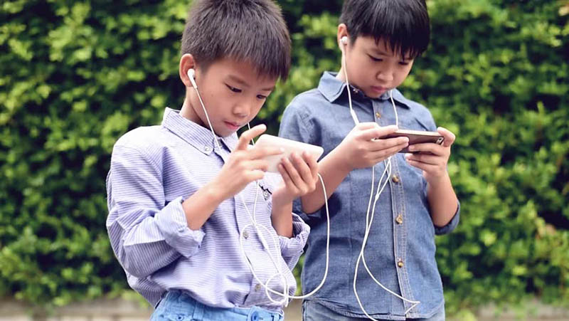 Thế hệ trẻ tuổi ngày nay đều sử dụng điện thoại thông minh